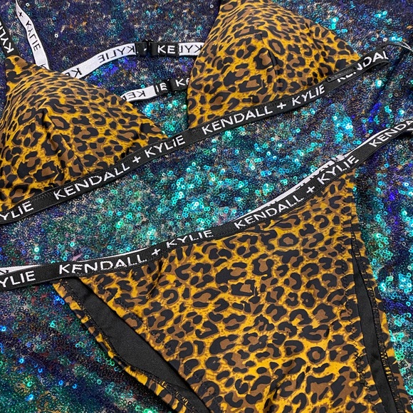 Kendall and Kylie leopard bikini - Picture 6 of 9